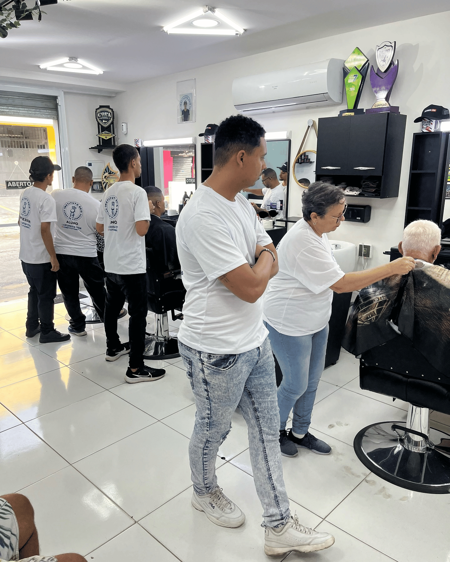 Aluno do Instituto Reis praticando com supervisão